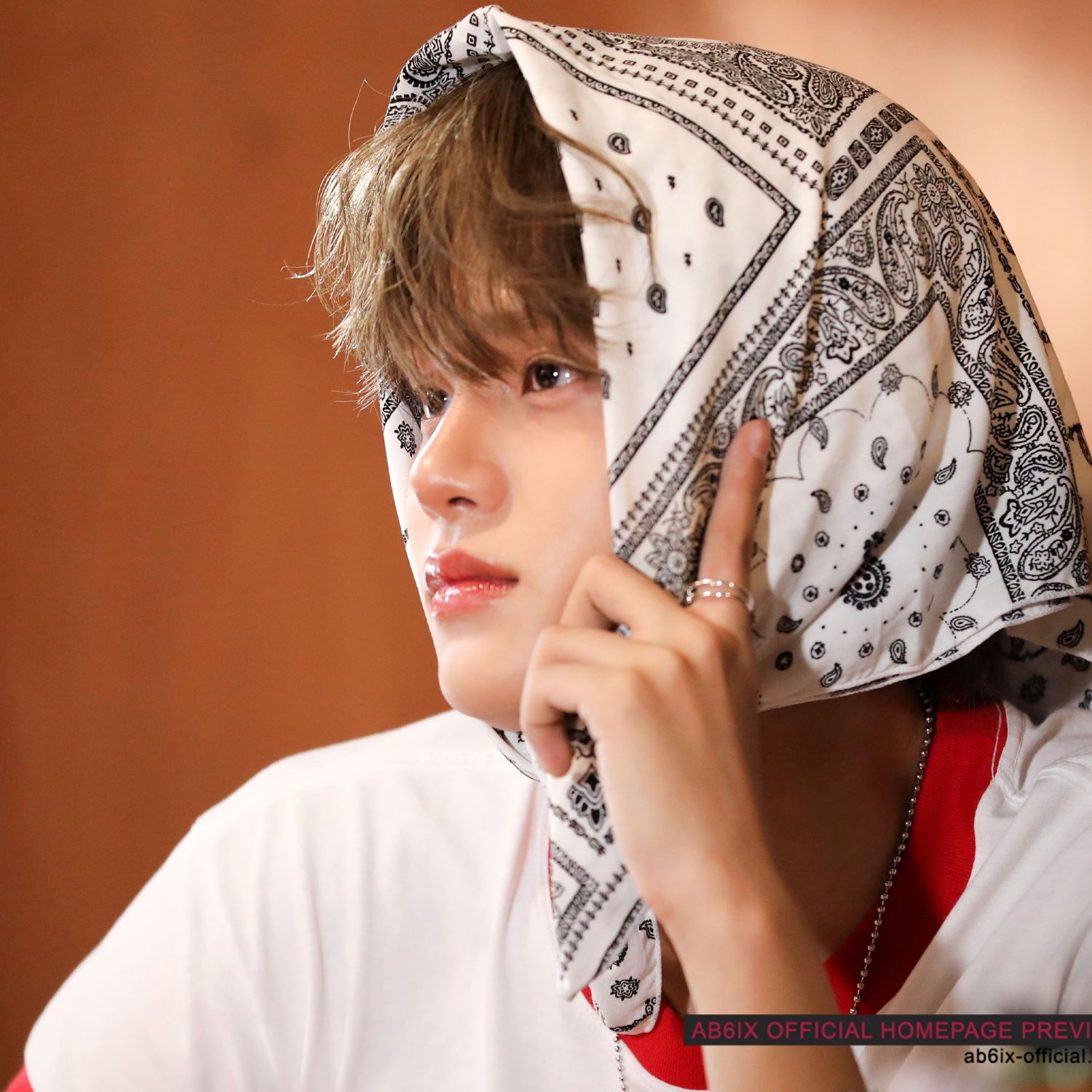 A moment captured by Lee Daehwi (AB6IX)'s fan