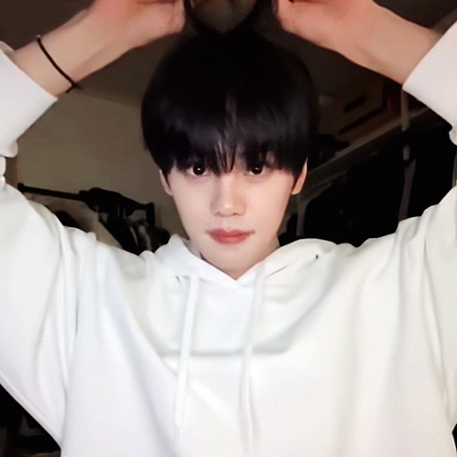 Latest photo of Kim Gyuvin (ZEROBASEONE)