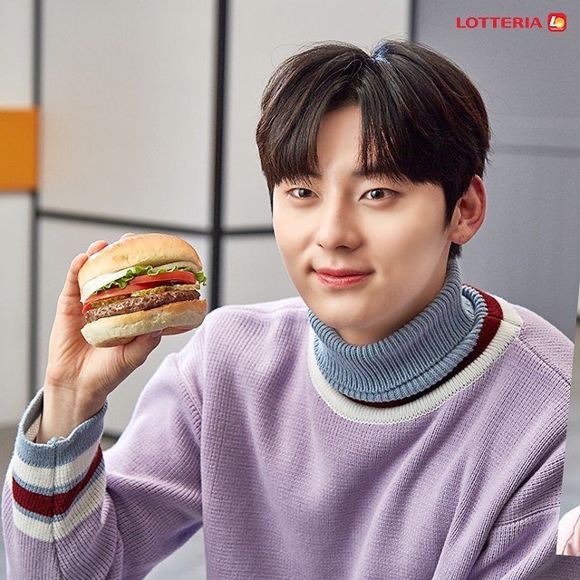 A moment captured by Hwang Minhyun's fan