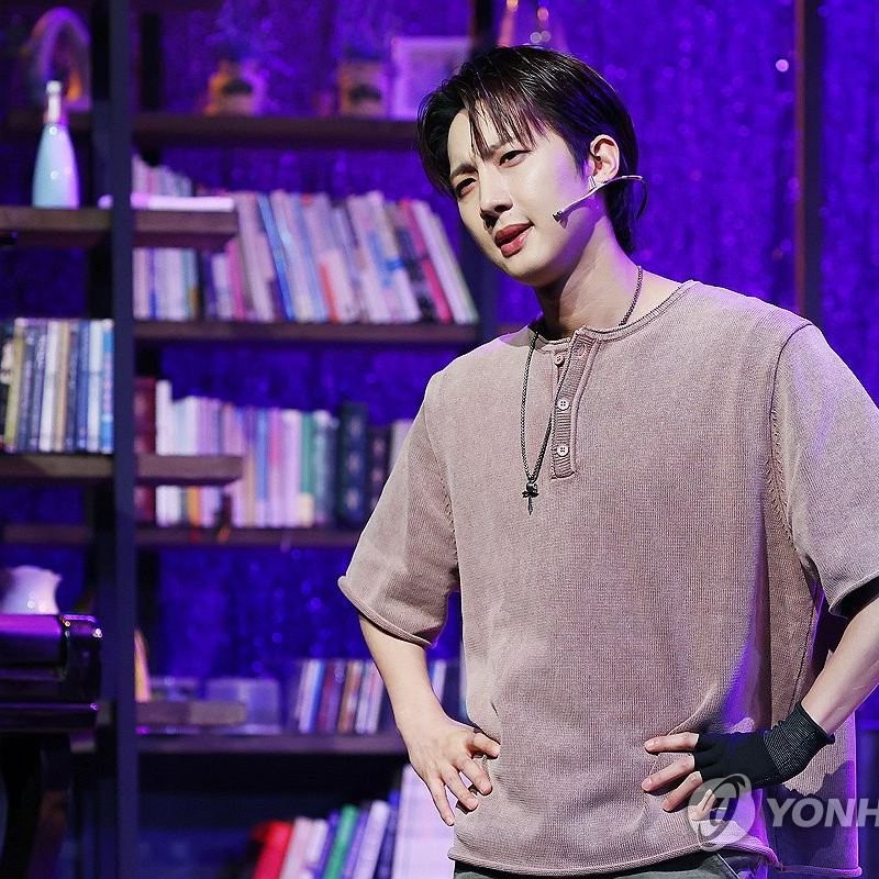 Recent activity shot of Hui (PENTAGON)