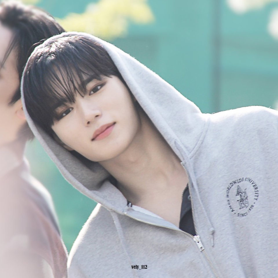 Behind-the-scenes cut of Kim Junseo (ALPHA DRIVE ONE)