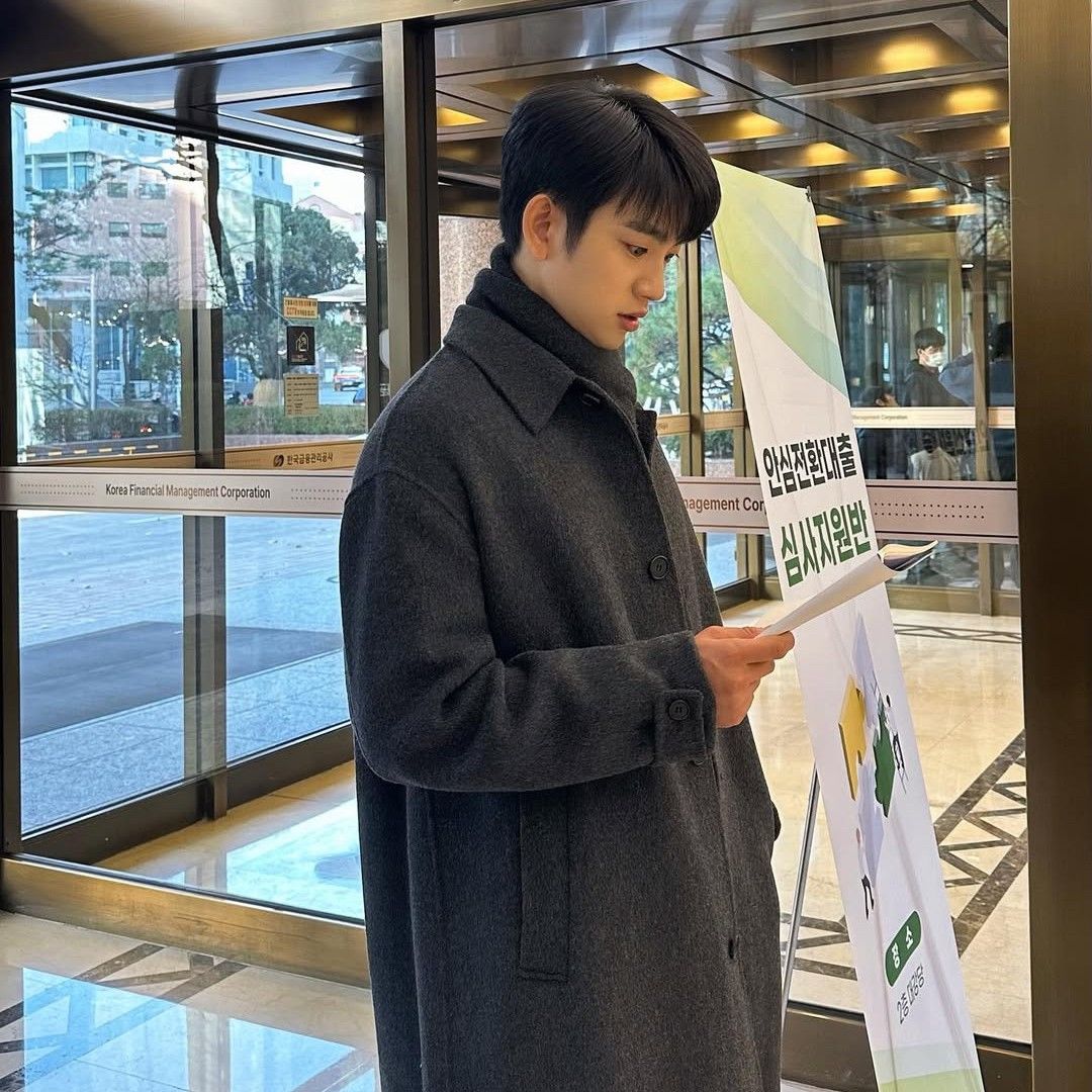 Behind-the-scenes cut of Jinyoung (GOT7)