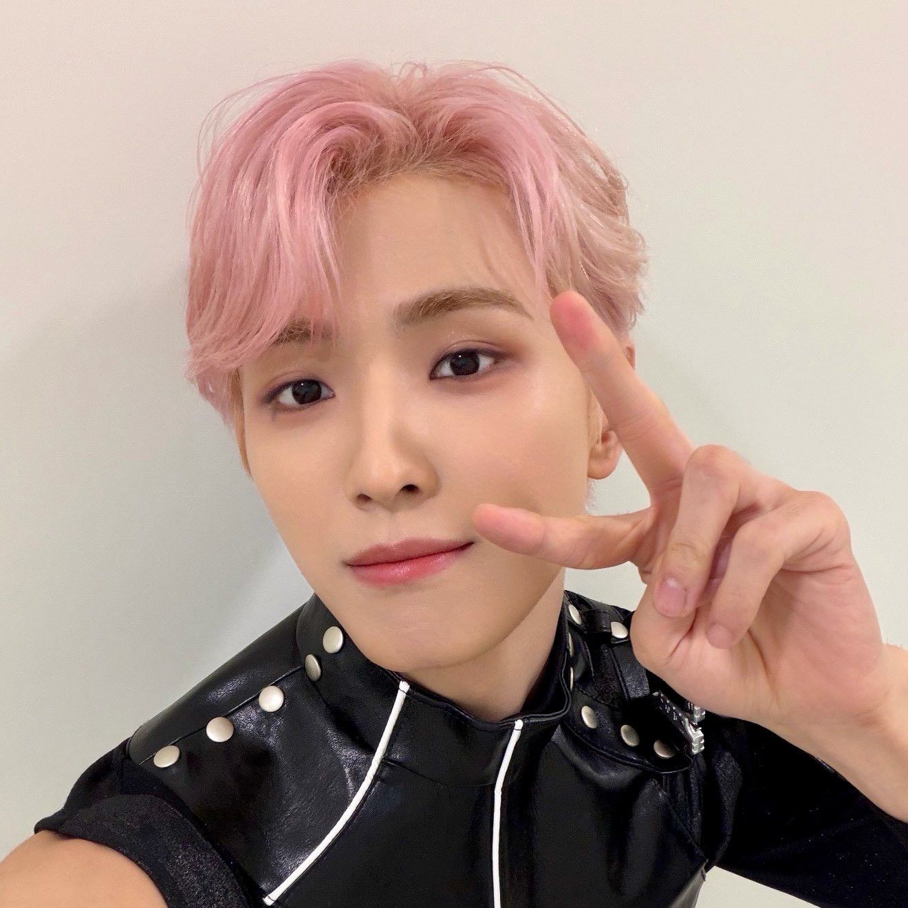 Behind-the-scenes cut of Yonghee (CIX)