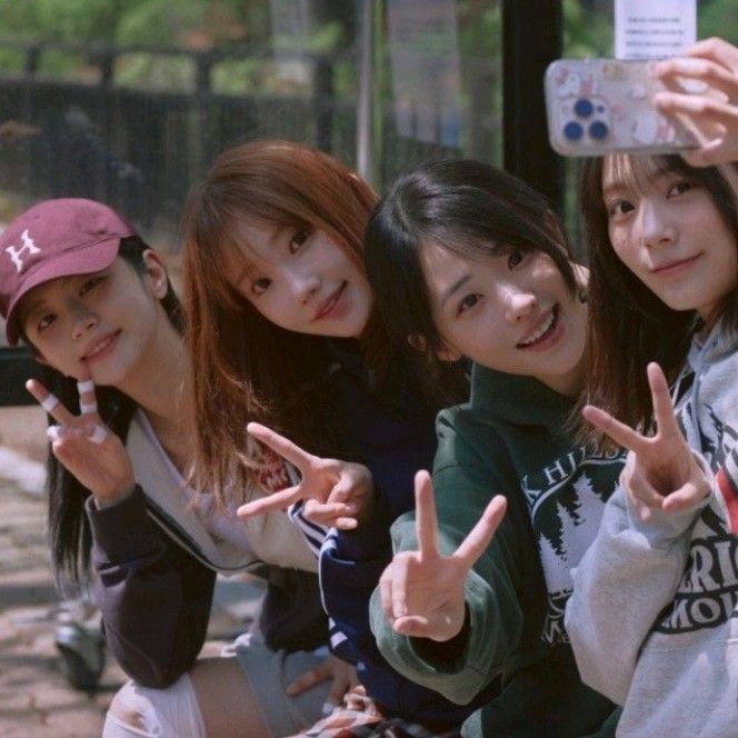 A moment captured by QWER's fan