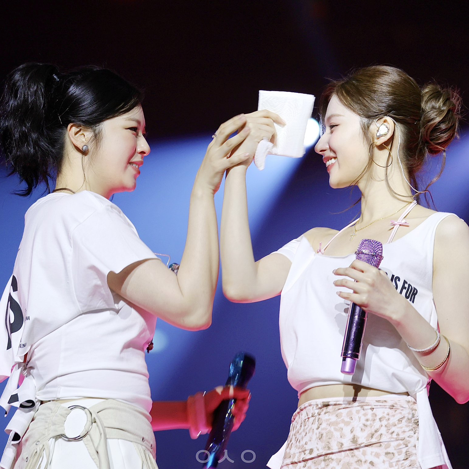 사나 (TWICE) 최근 활동샷