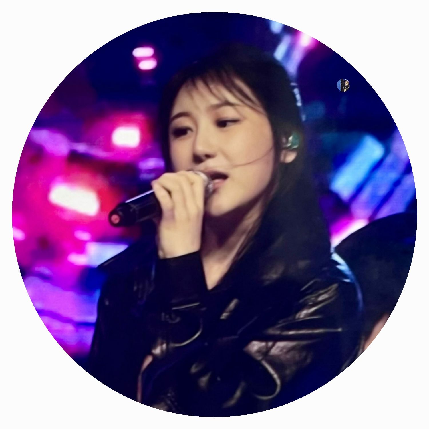 A moment captured by Lee Chaeyeon's fan
