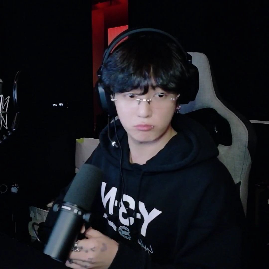 Foto aktivitas terbaru Jungkook (BTS)