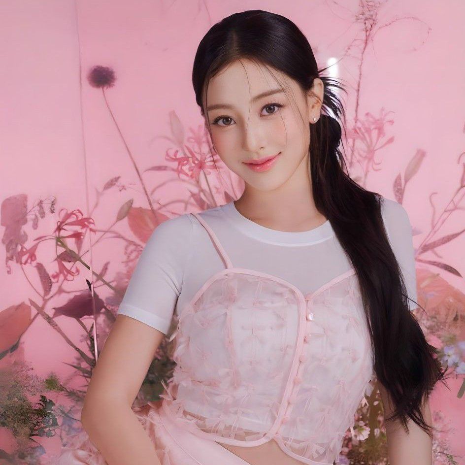 Latest photo of Jihyo (TWICE)