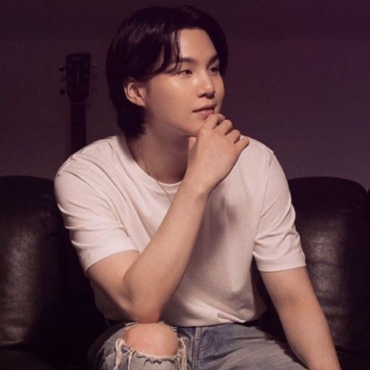 Foto aktivitas terbaru SUGA (BTS)