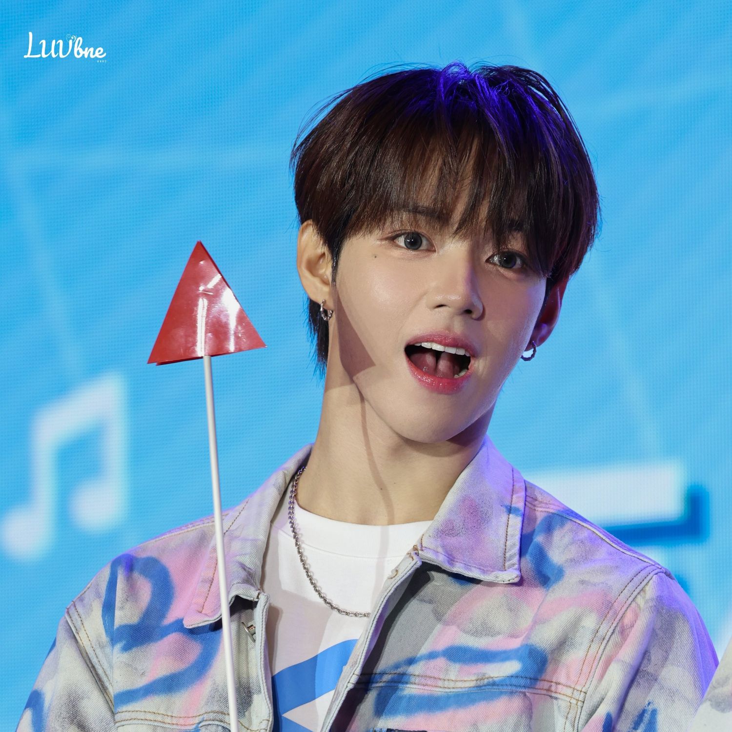 A moment captured by JL (AHOF)'s fan