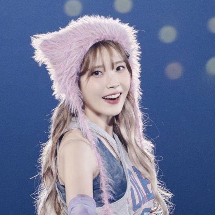 Behind-the-scenes cut of IU