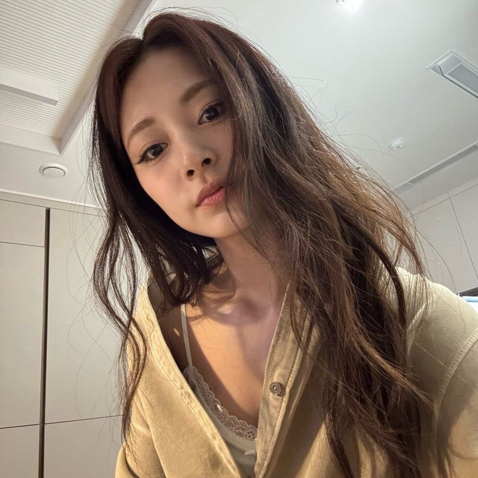 Behind-the-scenes cut of Tzuyu (TWICE)