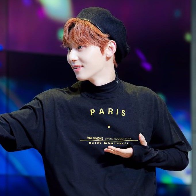 A moment captured by Hwang Minhyun's fan