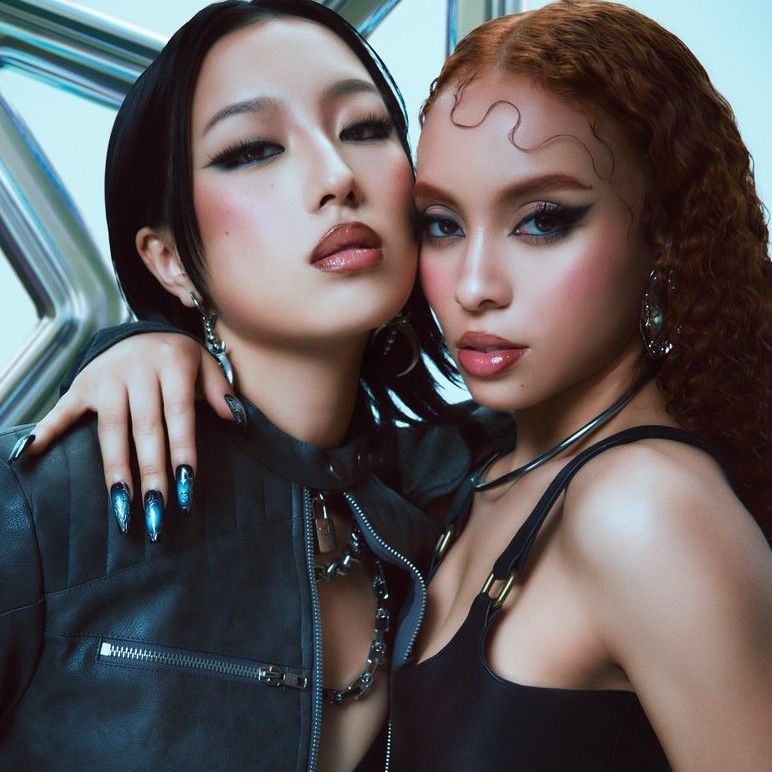 A moment captured by GIRLSET's fan