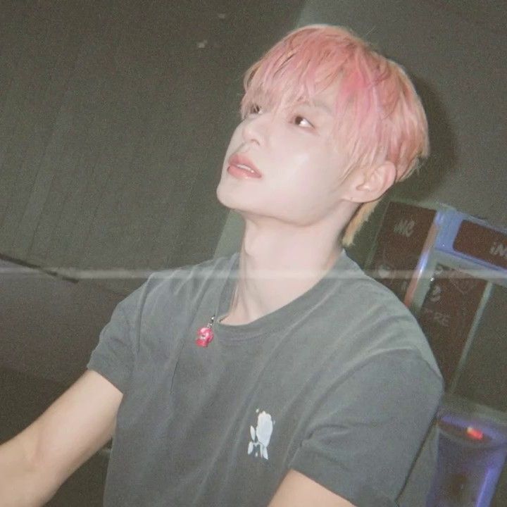 金地雄 (ZEROBASEONE)的最新照片