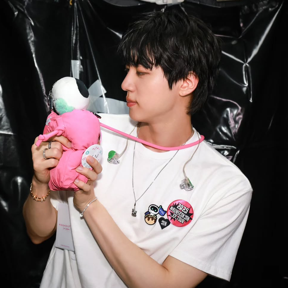 Behind-the-scenes cut of Jin (BTS)