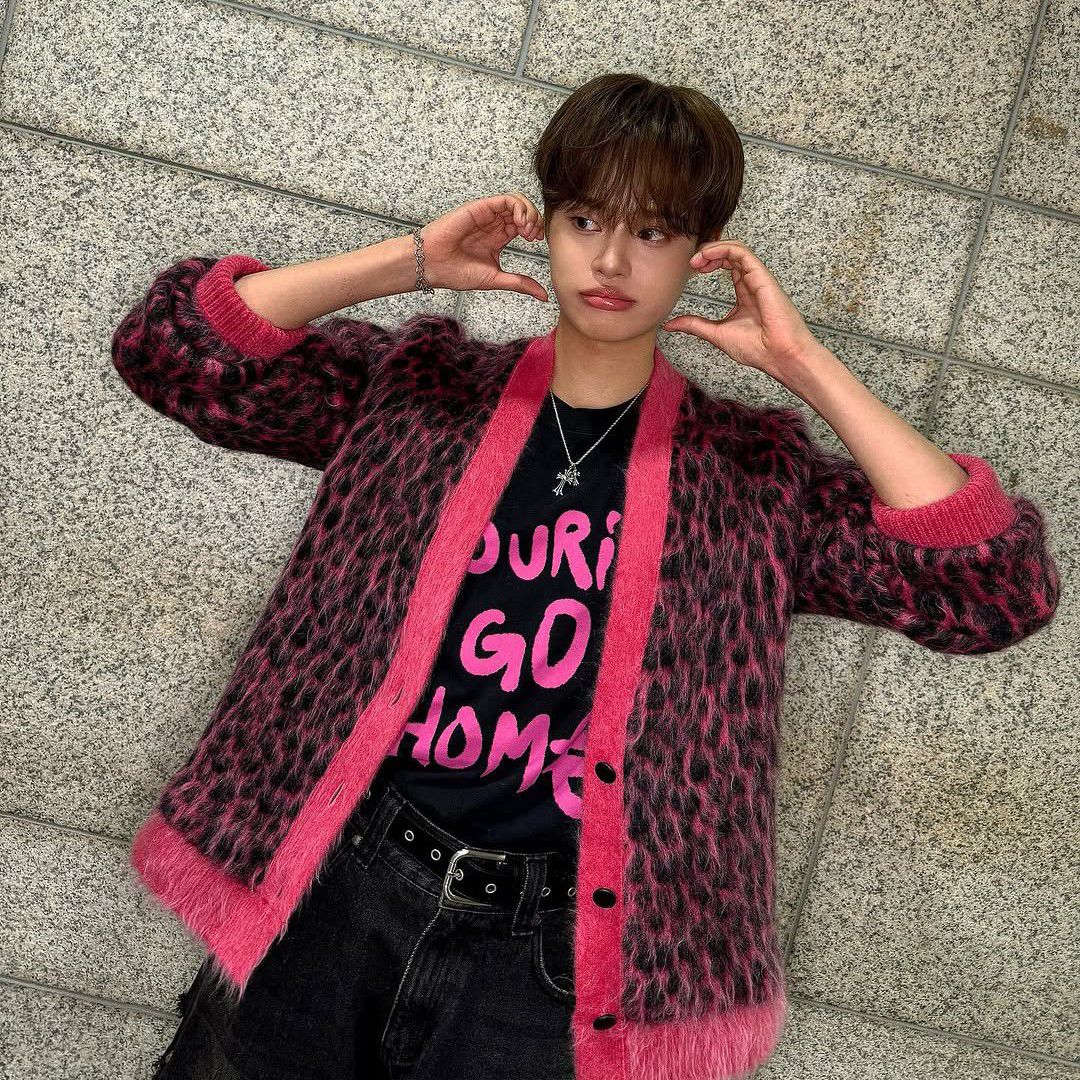 A moment captured by Lee Daehwi (AB6IX)'s fan