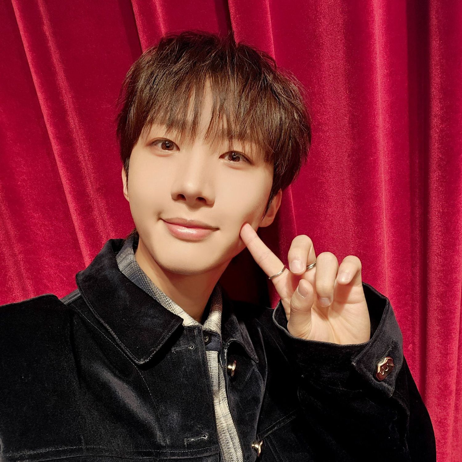 A moment captured by Hui (PENTAGON)'s fan