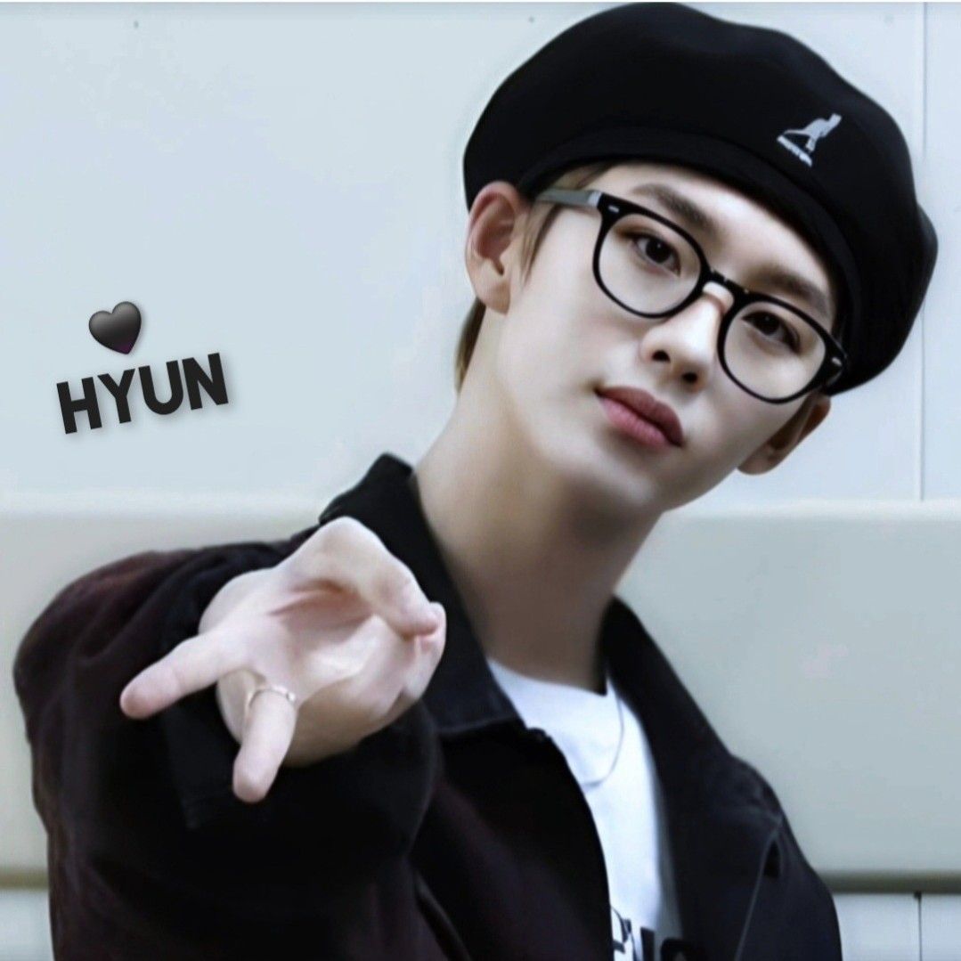 A moment captured by Hyun's fan