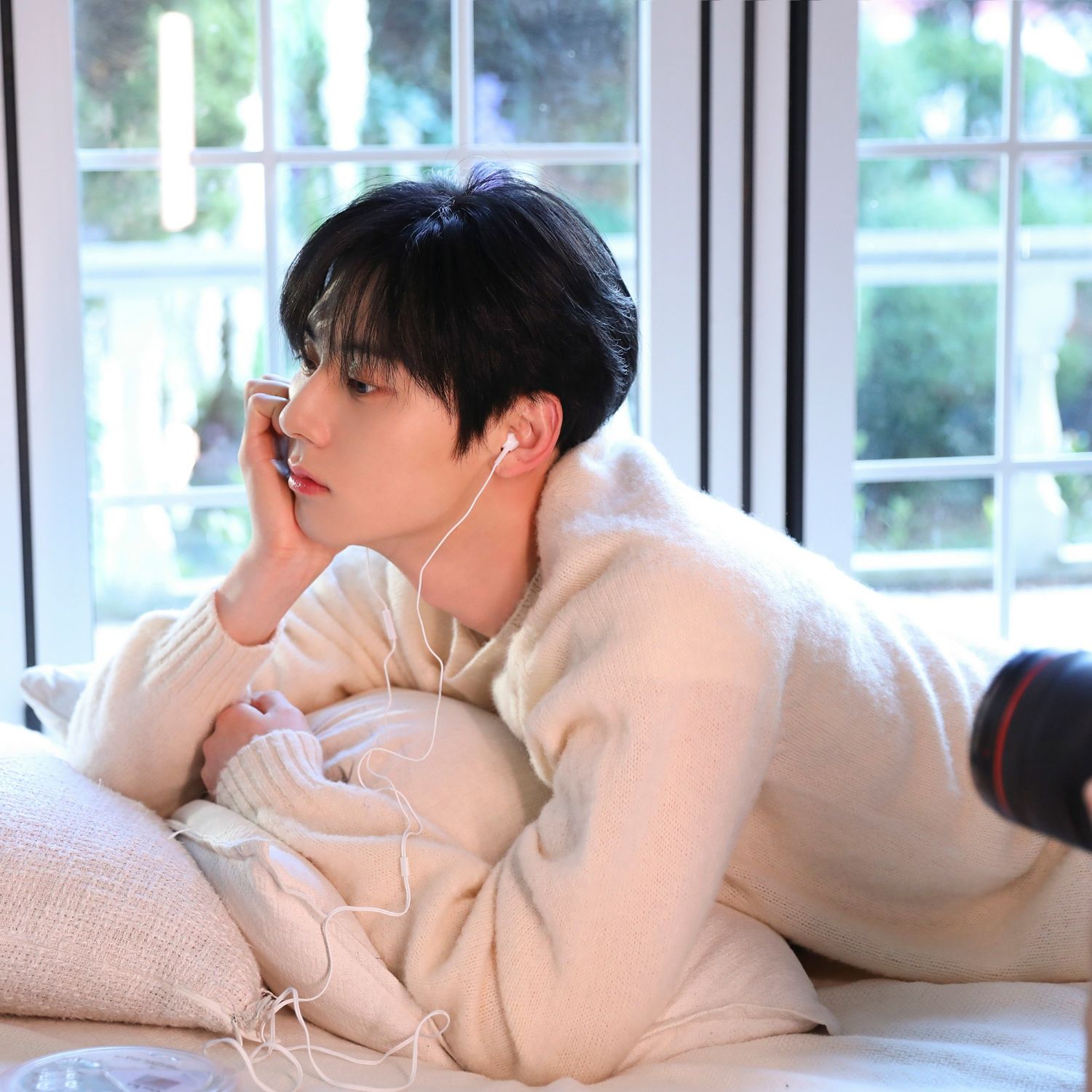 A moment captured by Hwang Minhyun's fan