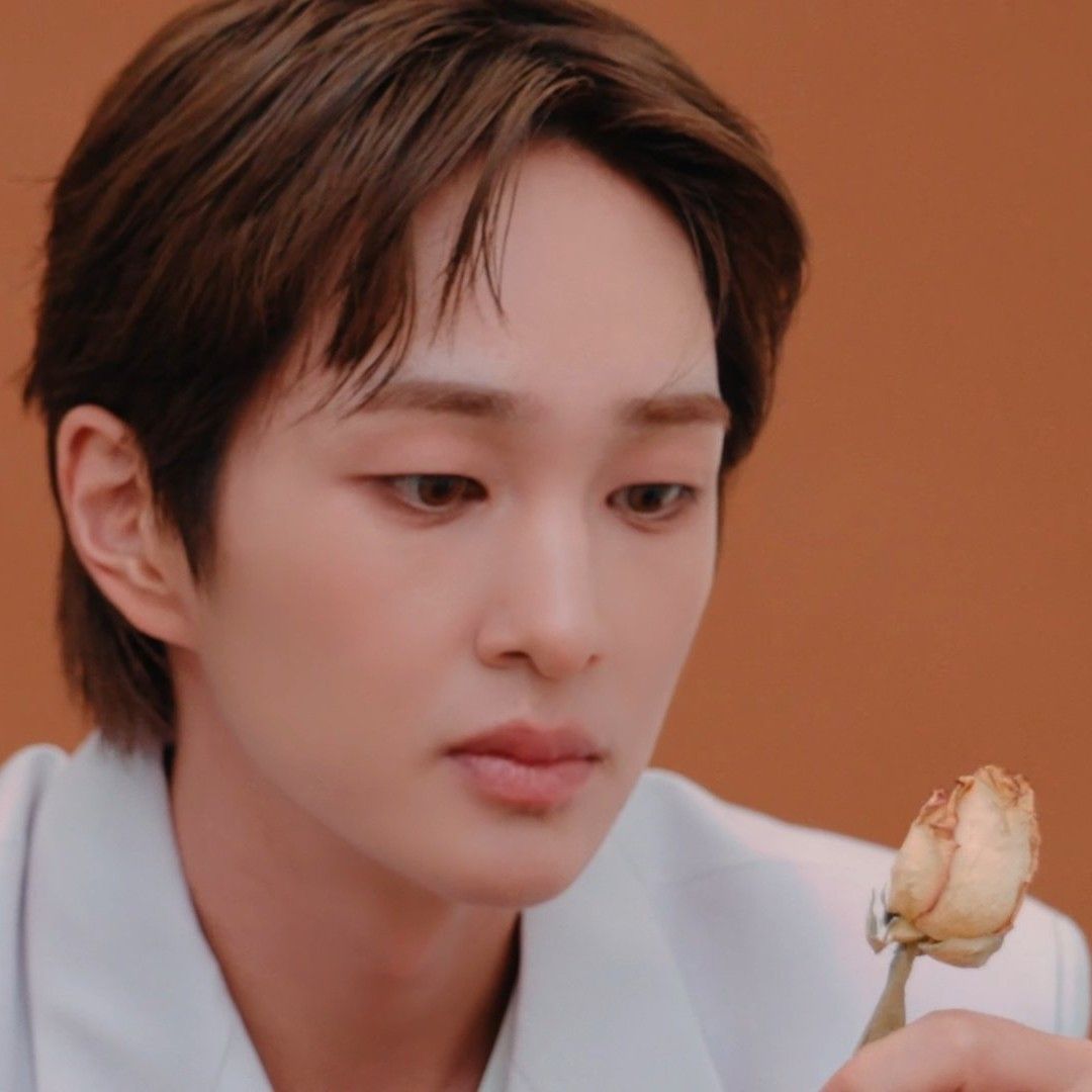Behind-the-scenes cut of Onew (SHINee)