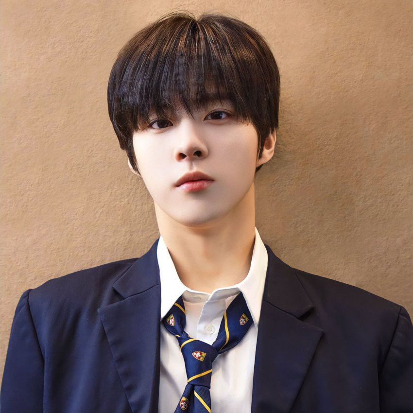 Behind-the-scenes cut of Kim Wooseok