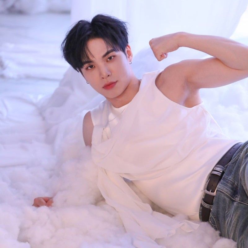 Behind-the-scenes cut of BX (CIX)