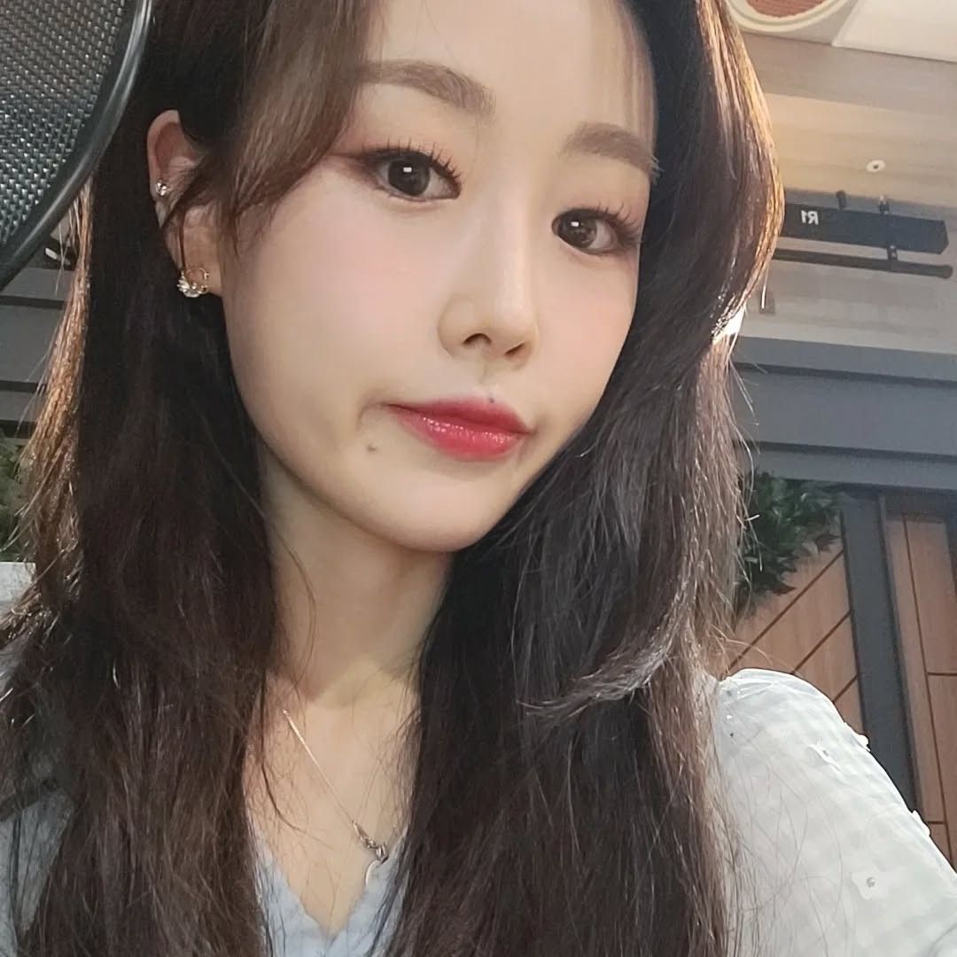 A moment captured by Lee Sujeong (Lovelyz)'s fan