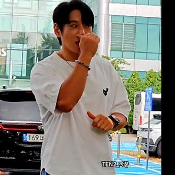 Recent activity shot of Hwang Chiyeol