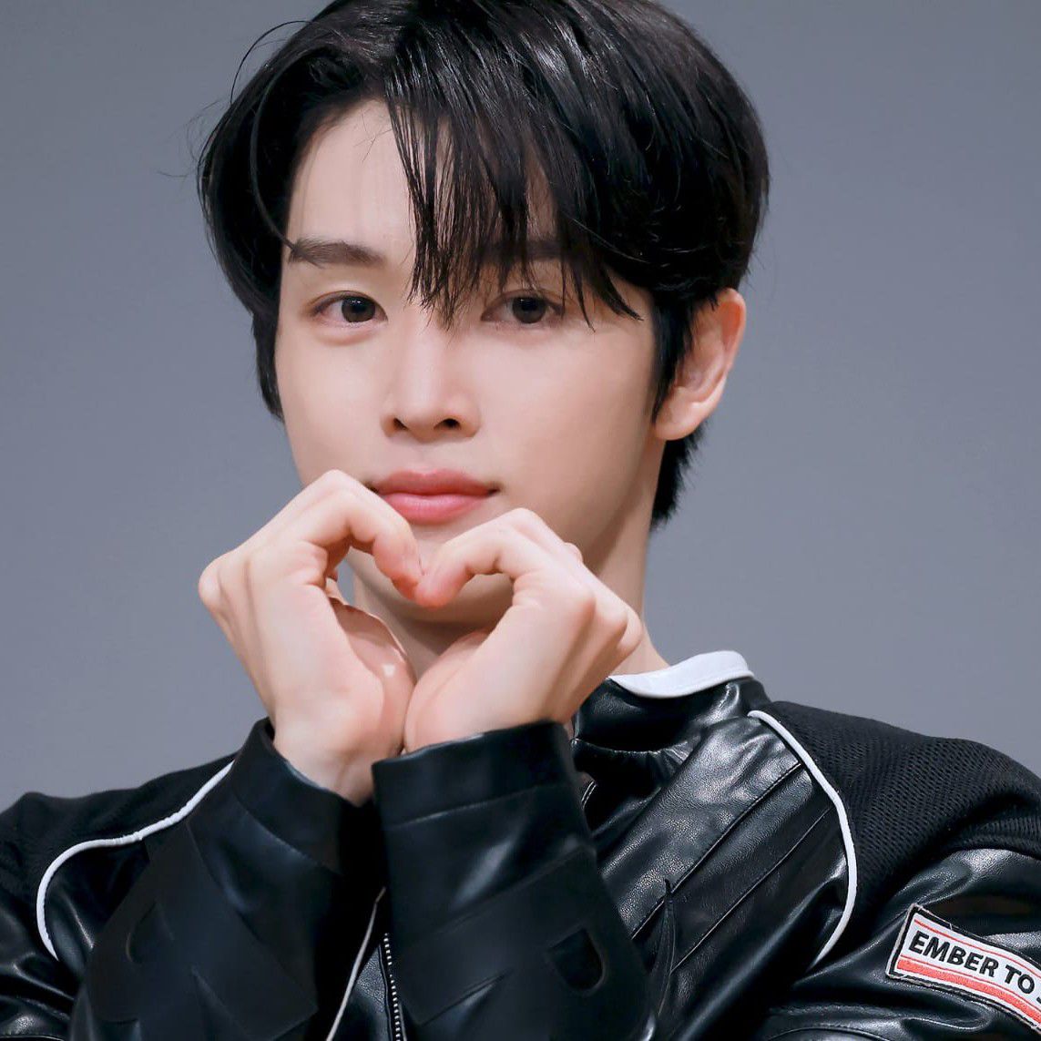 Recent activity shot of Sungchan (RIIZE)