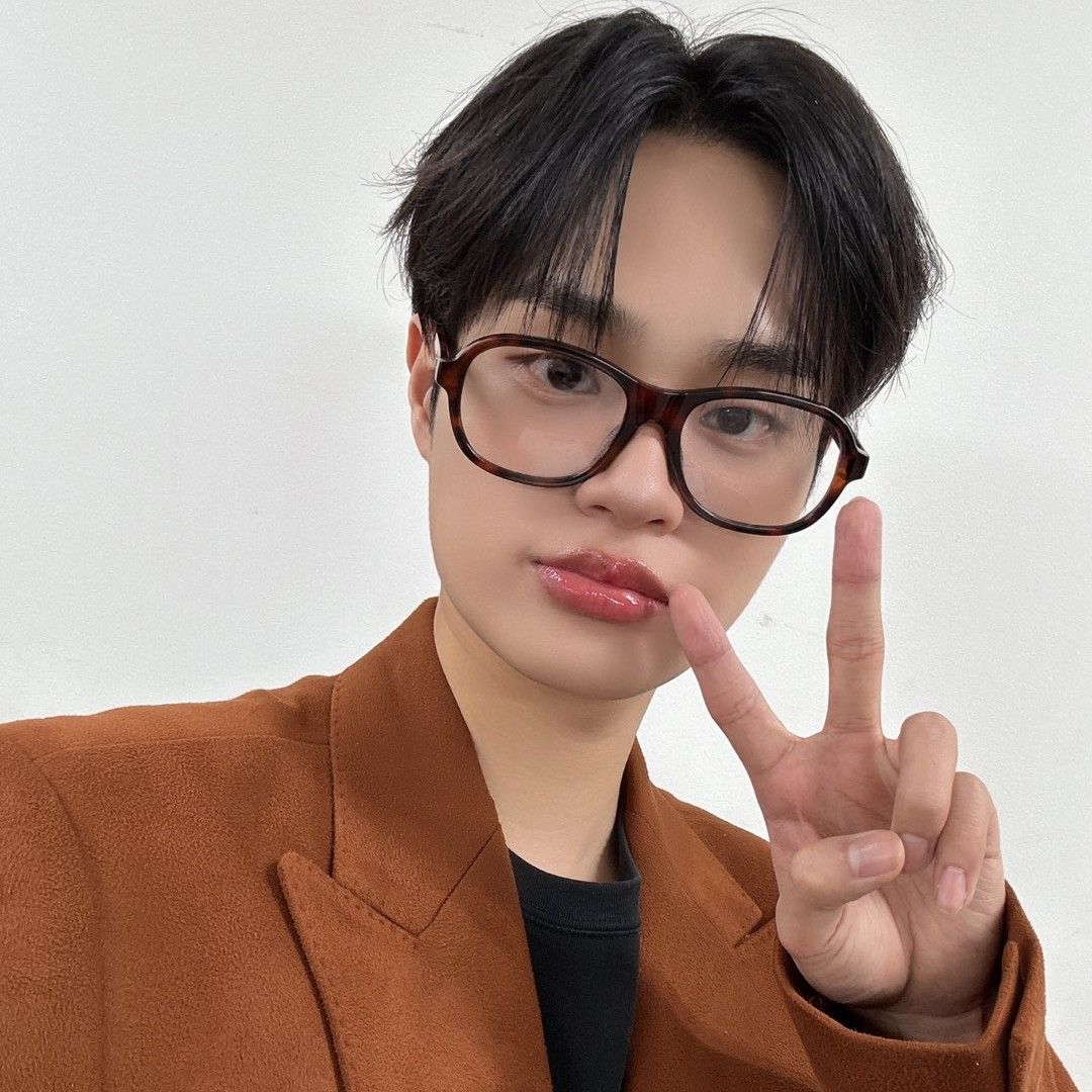 A moment captured by Lee Daehwi (AB6IX)'s fan