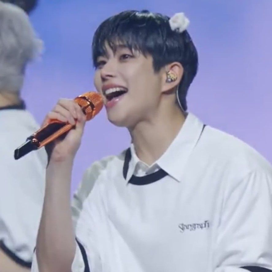 A moment captured by MJ (ASTRO)'s fan