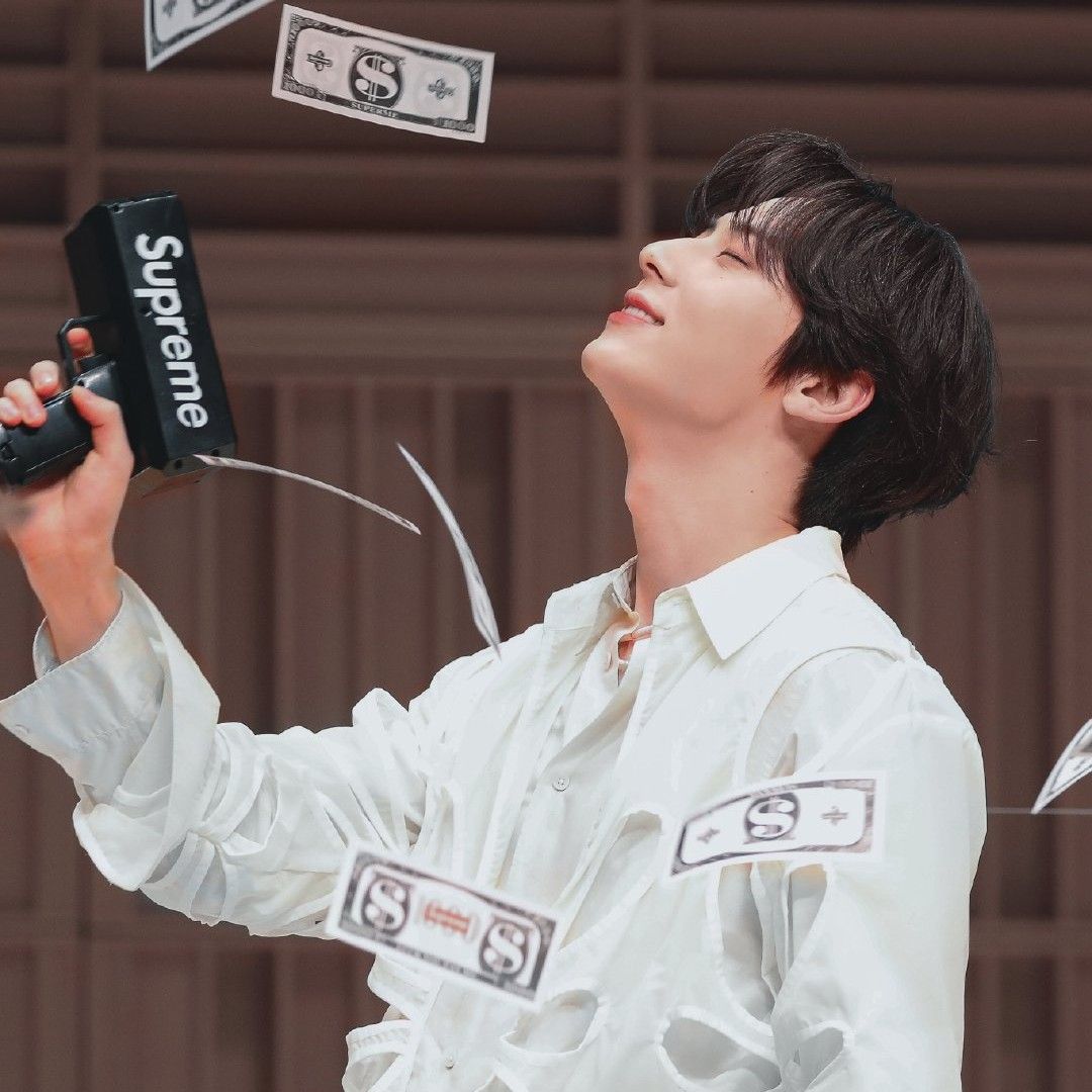Behind-the-scenes cut of Hwang Minhyun
