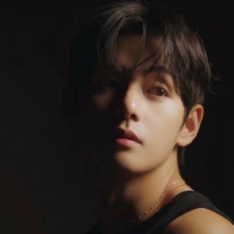 뷔 (방탄소년단)의 최신 사진