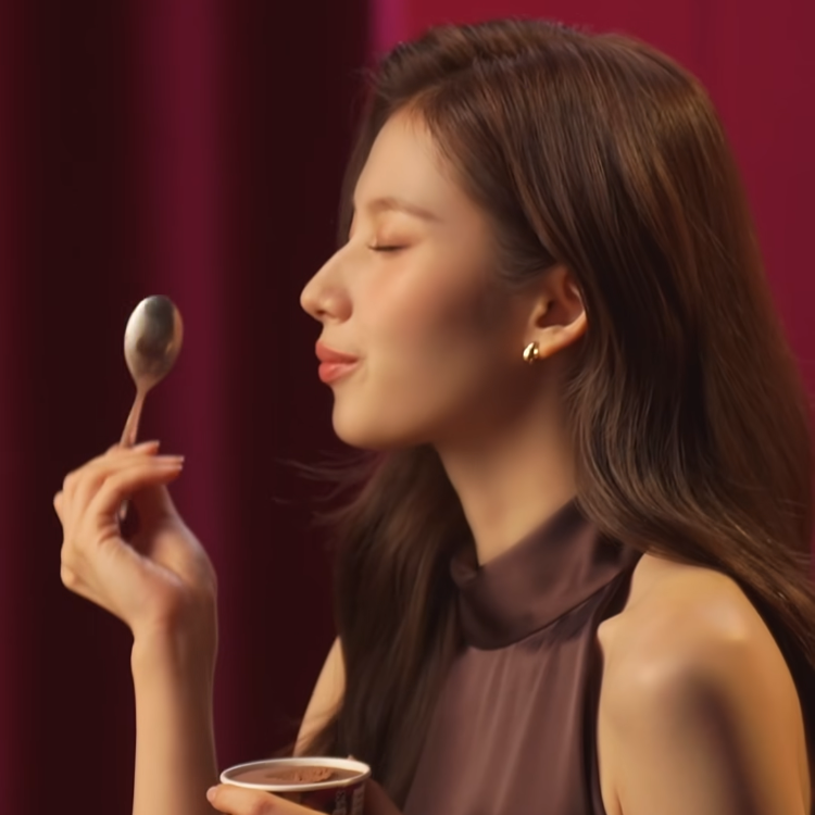 사나 (TWICE)의 비하인드 컷