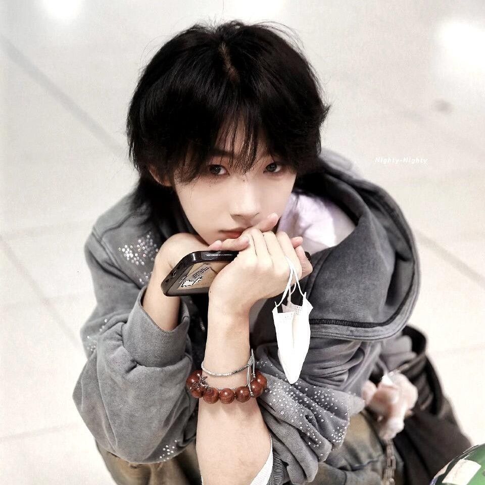 A moment captured by Hu Yetao (NexT1DE)'s fan