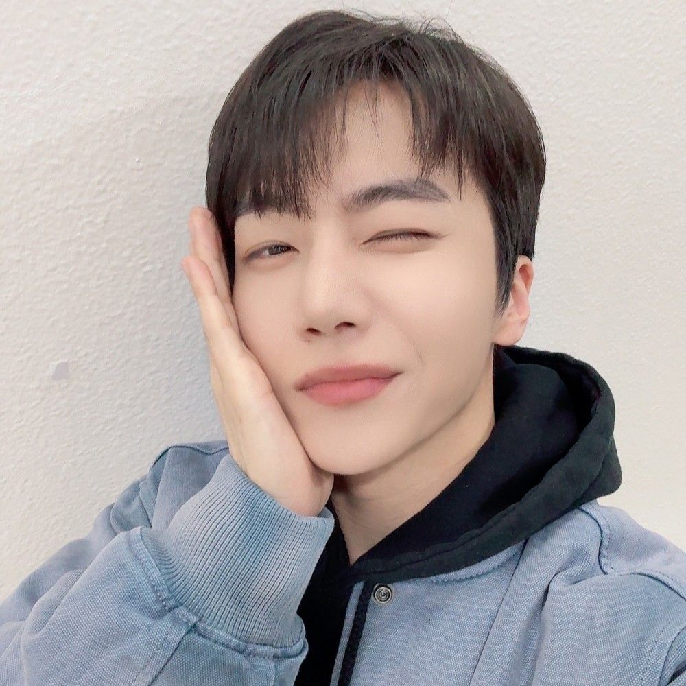 A moment captured by Jinho (PENTAGON)'s fan