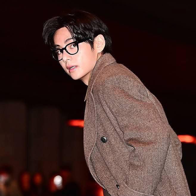 뷔 (방탄소년단)의 최신 사진