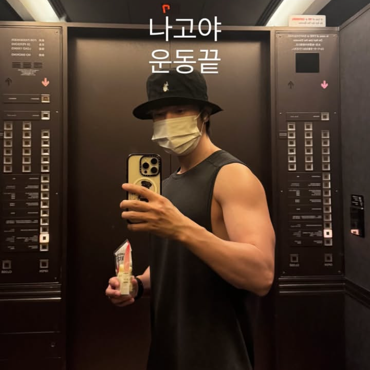 A moment captured by Donghae (Super Junior)'s fan