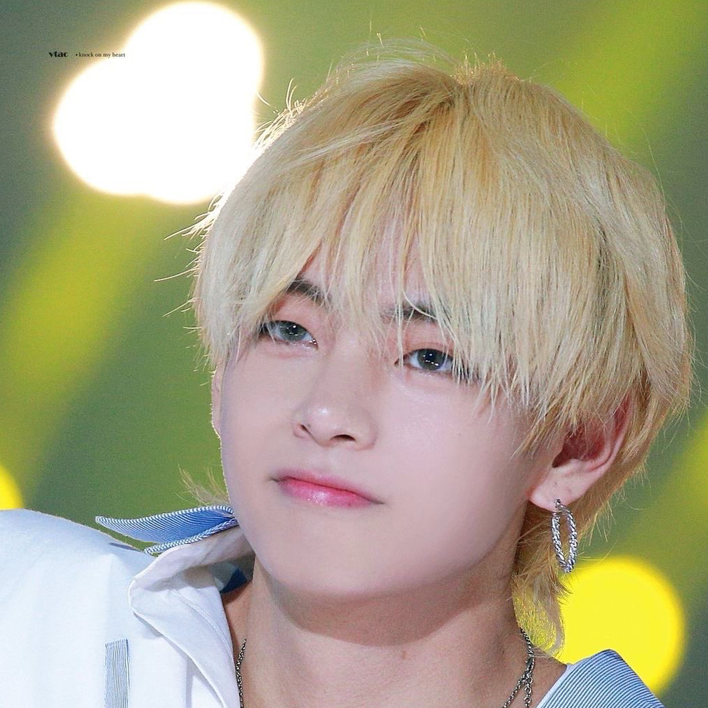 뷔 (방탄소년단)의 최신 사진