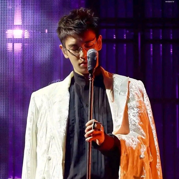A moment captured by T.O.P's fan
