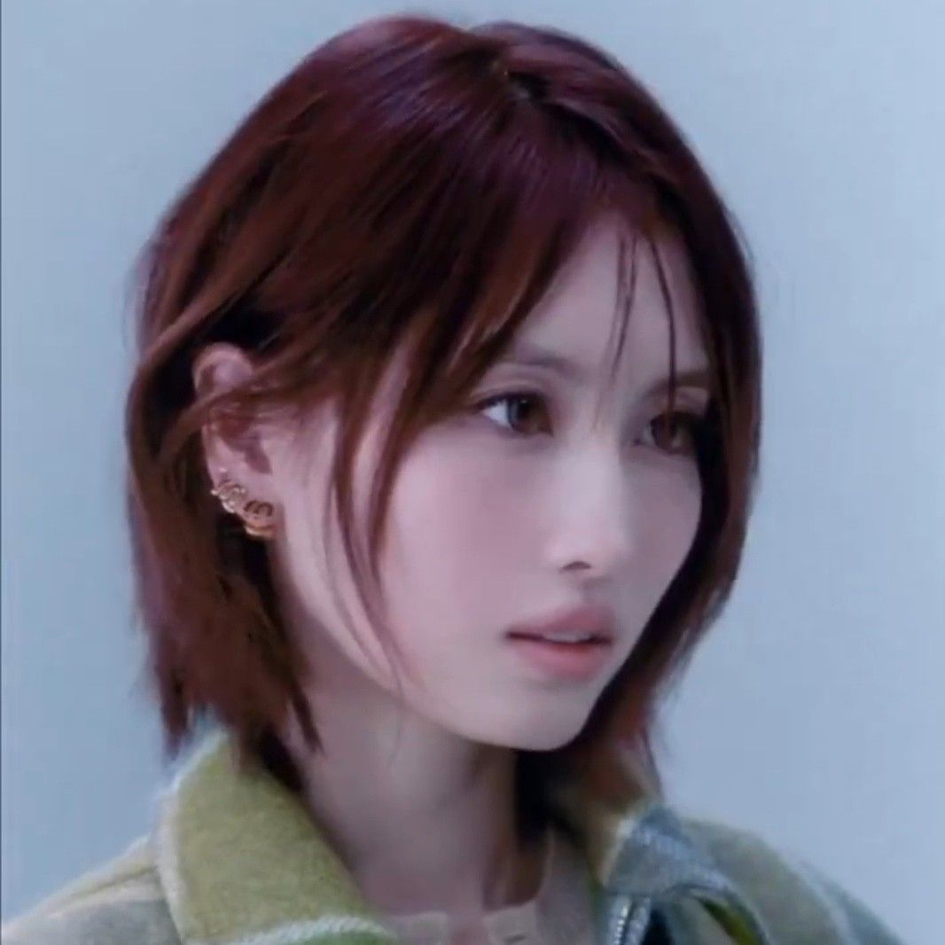 Behind-the-scenes cut of Momo (TWICE)