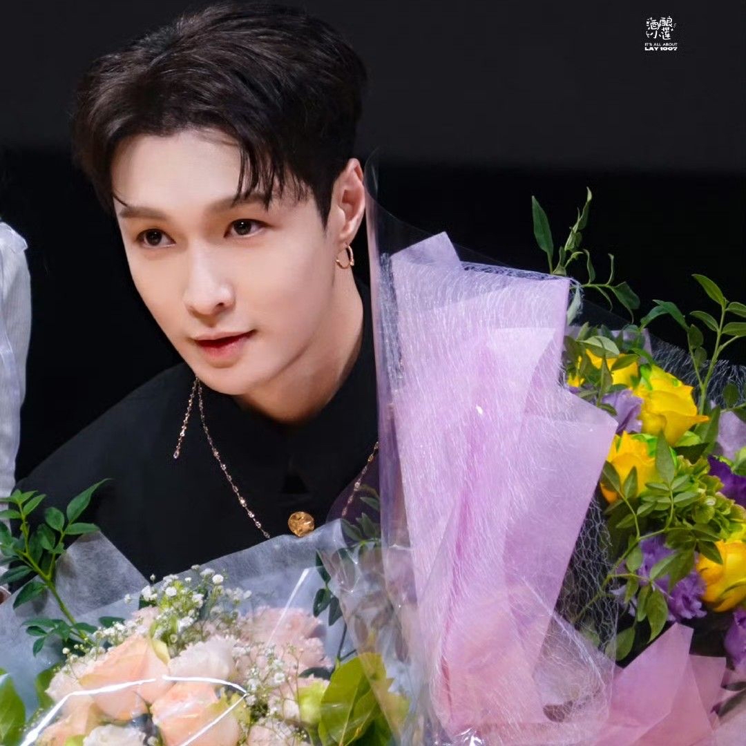 Behind-the-scenes cut of Lay (EXO)