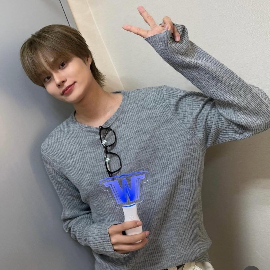 A moment captured by Lee Daehwi (AB6IX)'s fan