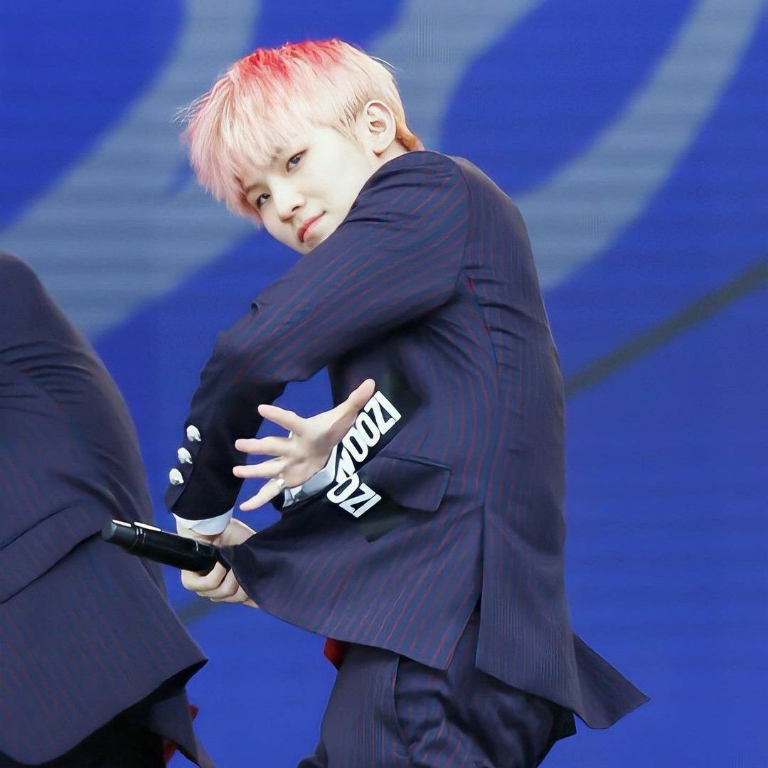 Foto aktivitas terbaru Woozi (SEVENTEEN)