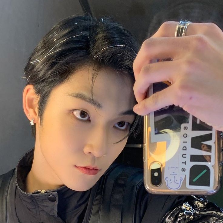 Behind-the-scenes cut of Kevin (THE BOYZ)
