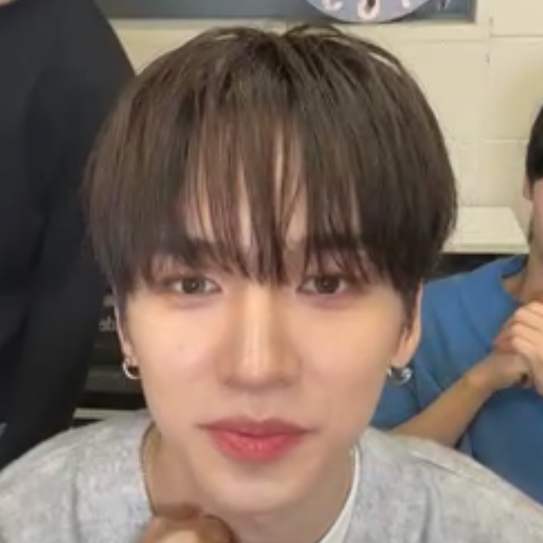 Behind-the-scenes cut of Hanjun (n.SSign)