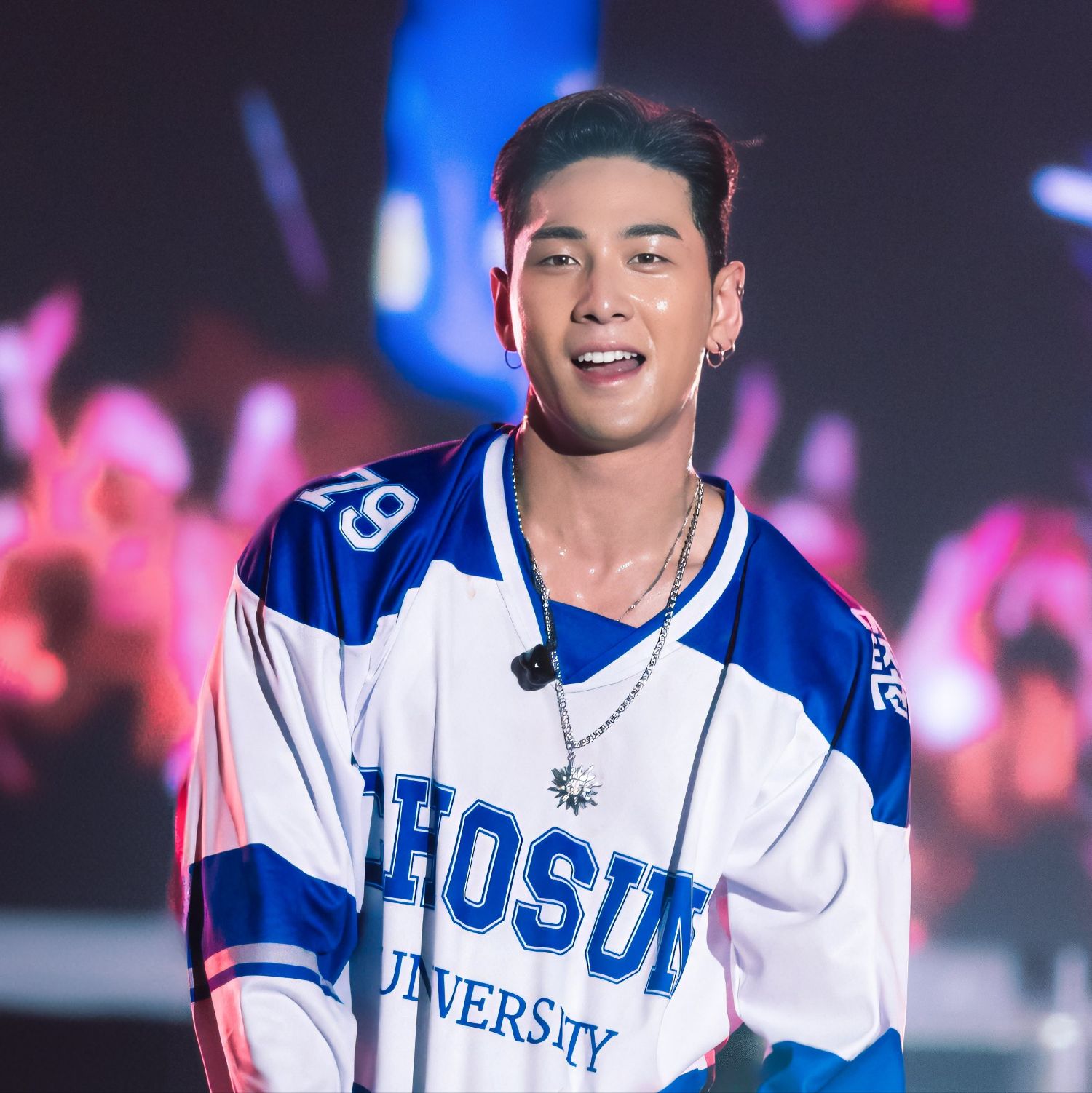 Behind-the-scenes cut of Baekho