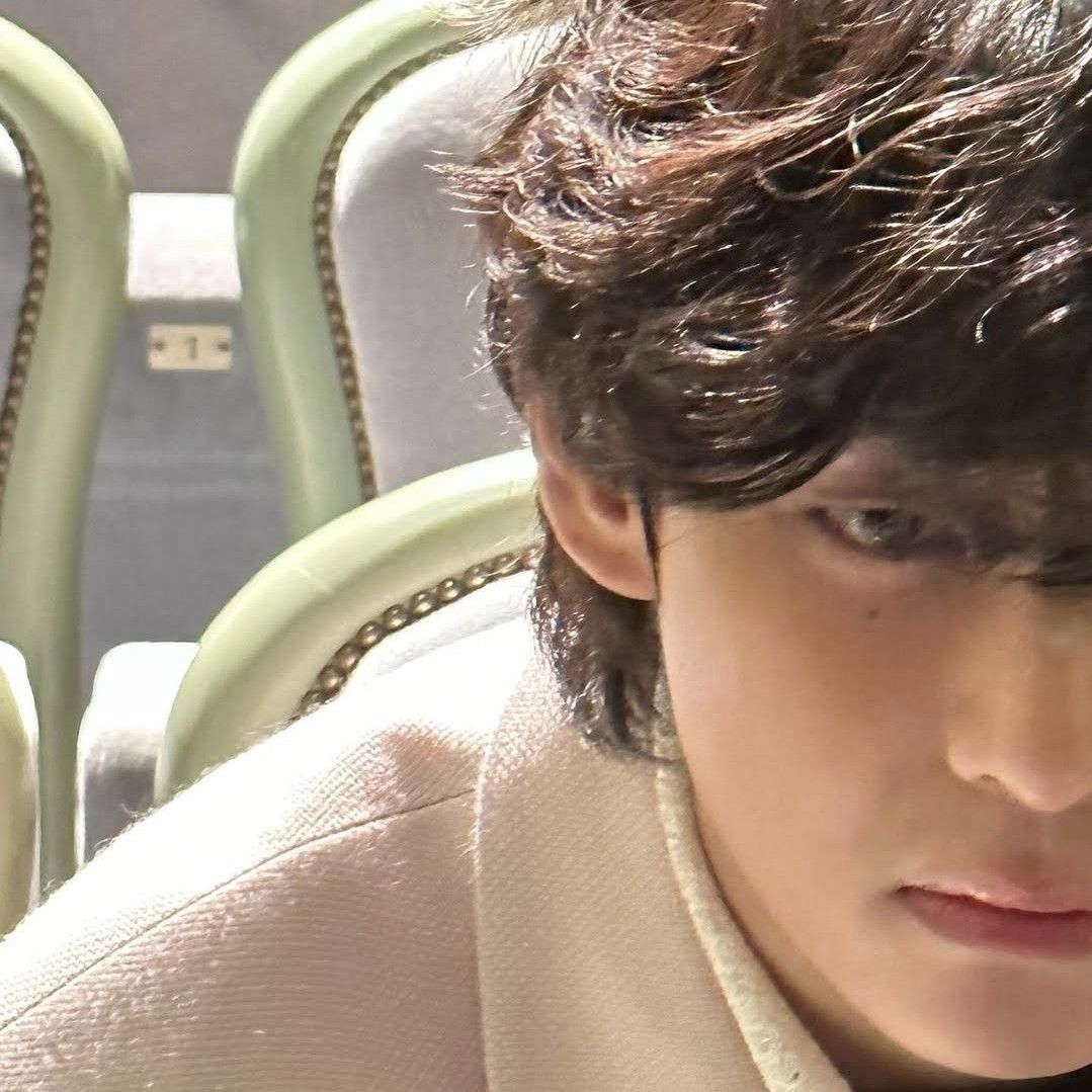 뷔 (방탄소년단)의 최신 사진