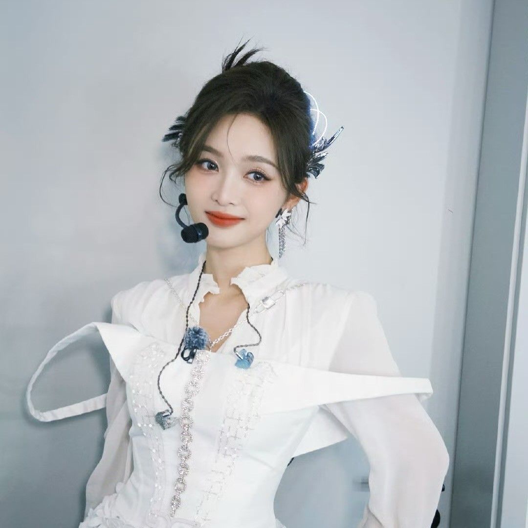 A moment captured by Wu Xuanyi's fan